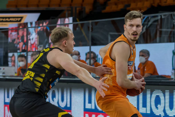 他很可能在 他很可能在